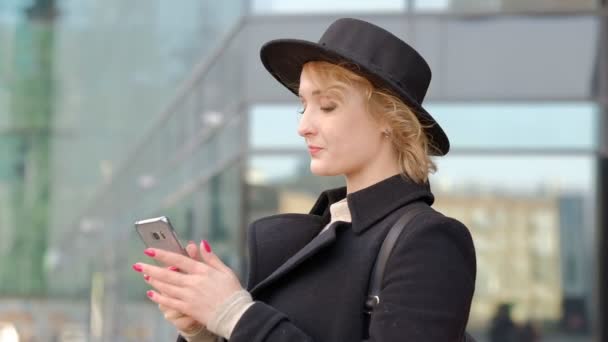 Mujer tomando fotos de vista de paisaje urbano con teléfono celular. caminando en el centro de una gran ciudad — Vídeos de Stock