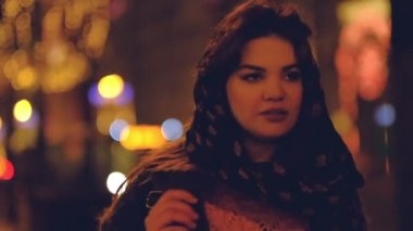 Yavaş hareket kadın sokak boyunca yürüyüş, bulanık