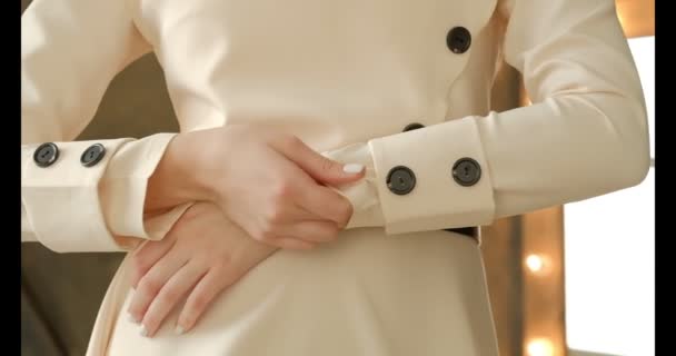 Bliska kobiece ręce sprawdza jakość sukni, syntetyticl ubrania. modny modny wygląd. zwolnionym tempie strzał — Wideo stockowe
