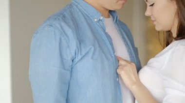 Çift yavaş hareket mutlu birlikte, tutku. Erkek ve kadın yakın. romantik sabah birlikte büyük bir sevgi ile birbirlerine bakarak harcamak.