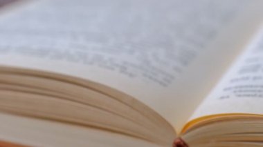 Elleriyle sayfaları çeviren kitabın yakın çekim. kitap sayfalarını açın. yavaş çekim