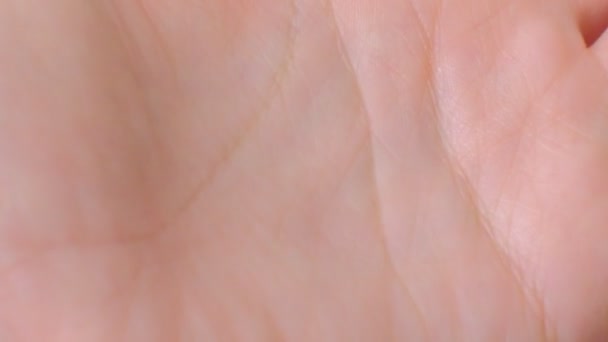 Extremo primer plano de la mano, detalle de la piel. Concepto de quiromancia. vista superior — Vídeos de Stock