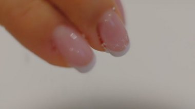 Aşçı döküm El beyaz tuz kristalleri Makro atar, Yavaş Hareket Closeup. Dişi el tuz döker.