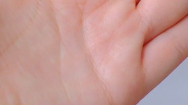 Aşırı yakın çekim el, cilt detayı. Palmistry kavramı. üst görünüm