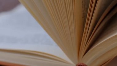 Elleriyle sayfaları çeviren kitabın yakın çekim. kitap sayfalarını açın. yavaş çekim