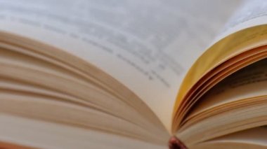 Elleriyle sayfaları çeviren kitabın yakın çekim. kitap sayfalarını açın. yavaş çekim