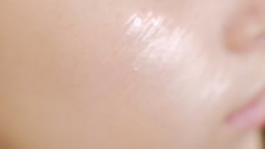 Makyaj sanatçısı model yüzüne fondöten uygular. Model yüzünde fırça ile çalışan makyaj sanatçısının yakın çekim