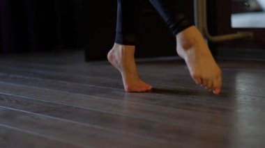 dansçı çıplak ayak bale barre katta ayak basmak
