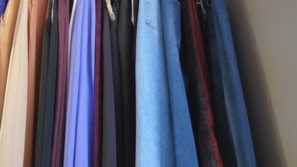 Exibição de roupas em segunda mão no rack para caridade, doação, reutilização ou revenda para a segunda vida vendida na venda de garagem para fãs de moda ou compras econômicas — Vídeo de Stock