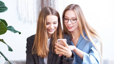 Wifi bölgesi ni kullanarak ve işten sonra kapalı ilginç kitap okurken şok edici iyi haber alırken cep telefonu sosyal ağ en iyi arkadaşları ile sohbet iki genç kadın blogger şaşırttı