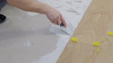 Şantiye de zemine fayans döşenen profesyonel işçi close-up Builder yere beton koyar.