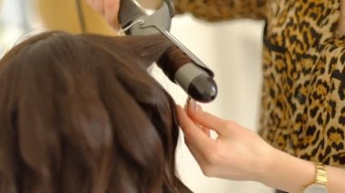 Master güzellik salonunda saç modeli bir kız yapma. yavaş çekim