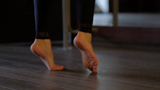 Güzel dansçı kadın. Çıplak ayaklar. Bale barında yere basar. — Stok video