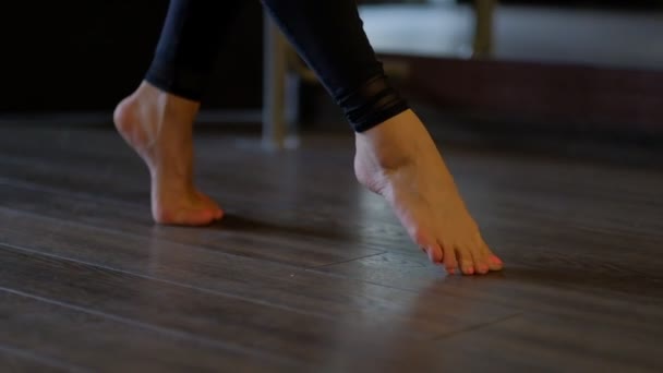 Женщина танцовщица красивые босые ноги шаг на ноги осторожно на пол в балетной барре близкий вид замедленной съемки — стоковое видео
