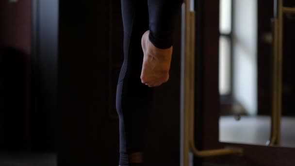 Mulher dançarina bela pés nus passo sobre os dedos dos pés com cuidado no chão no ballet barre close view câmera lenta — Vídeo de Stock
