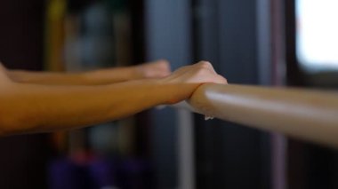 kız profesyonel dansçı güzel eller ayna önünde bale barre ahşap korkuluk tutun yakın görünümü yavaş hareket.