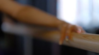 kız profesyonel dansçı güzel eller ayna önünde bale barre ahşap korkuluk tutun yakın görünümü yavaş hareket.