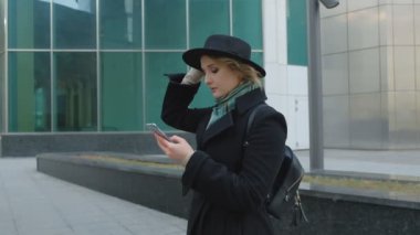 siyah kız telefon noktaları önde görünüyor ve gülüyor