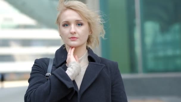 Wind waves blond short hair of girl posing for camera — 图库视频影像