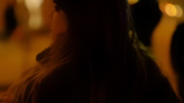 Femme au ralenti marchant dans la rue, se déconcentrant 