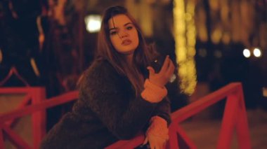 Yavaş hareket kadın sokak boyunca yürüyüş, bulanık