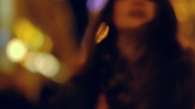 Yavaş hareket kadın sokak boyunca yürüyüş, bulanık