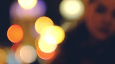 Yavaş hareket kadın sokak boyunca yürüyüş, bulanık