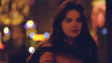 Yavaş hareket kadın sokak boyunca yürüyüş, bulanık