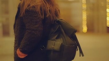 Yavaş hareket-Traveler Backpacker kadın gece şehirde seyahat. ve gece onun yolculuğunun tadını çıkarın