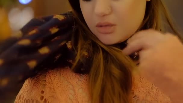 Porträtt ung kvinna titta på kameran utgör vackert hår attraktiva leende flicka Lady jacka livsstil sommar närbild Face slow motion — Stockvideo