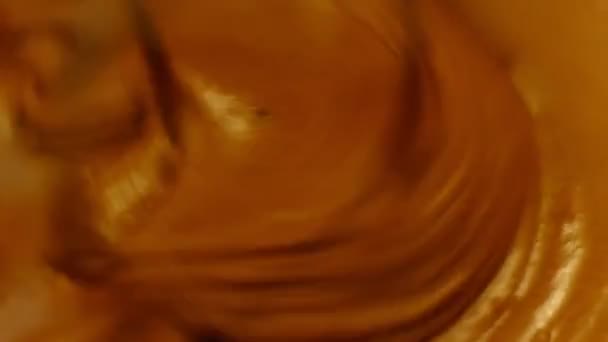 Konyhai robotgép ostor krém puding tészta habverővel forog gyorsan. Makró, lassú mozgás, keverő. csokoládékrém. Konyhabútor üzemelés. — Stock videók