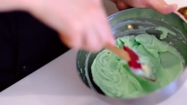 Cam kasede çırpılmış krema hamuru çırpıyor. Cam kaseyi yavaş çekimde çırpın. Kırbaçlamak için çırpın. Evde yemek pişir, pasta yap, tatlı yap, makro