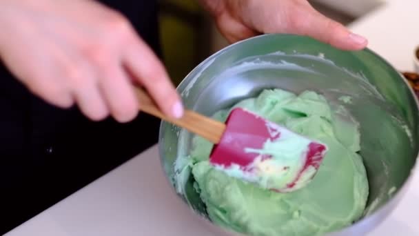 Bate la masa batida de crema de pastel en el tazón de vidrio. Batir en un recipiente de vidrio en cámara lenta. Batir para azotar. cocinar en casa, hacer un pastel, postres, macro — Vídeo de stock