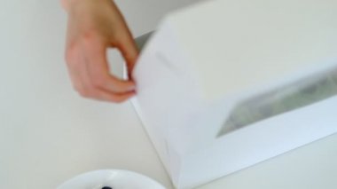 Baker yemek ve mutfak pişirme kek güzel ve lezzetli yemek, kutuya koyar