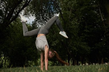 Güzel sportif uygun Yogi kadın uygulamaları yoga amuda Asana bhuja vrischikasana-scorpion amuda poz