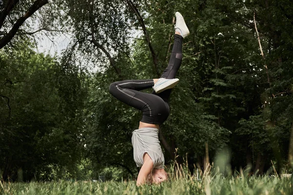 Fitness. Gadis atlet, latihan thlete di luar, kebugaran wanita. Wanita cantik muda Stretching In The Park  . — Stok Foto