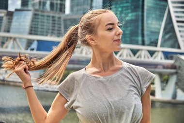 sıcak bir yaz günü zevk şehir merkezinde yürüyüş genç güzel kız