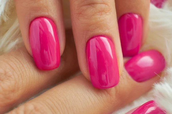 Manicura roja perfecta. cuidado de uñas y manos en el salón —  Fotos de Stock