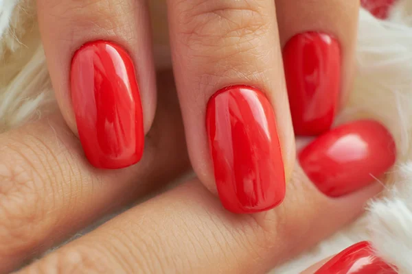 Manicure vermelho perfeito. cuidados com as unhas e as mãos no salão . — Fotografia de Stock