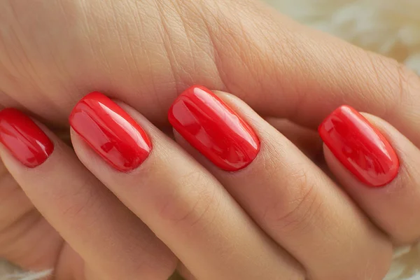 Manicure vermelho perfeito. cuidados com as unhas e as mãos no salão — Fotografia de Stock