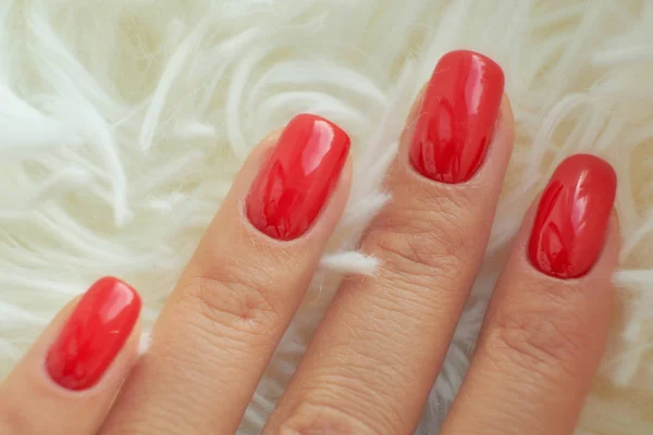 Manicure vermelho perfeito. cuidados com as unhas e as mãos no salão . — Fotografia de Stock