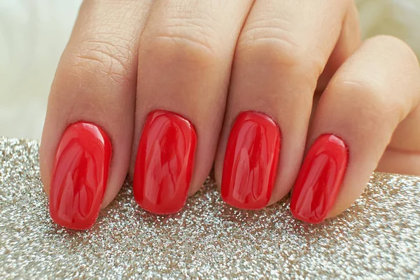 Perfekt röd manikyr. Nagel-och hand vård i salongen. — Stockfoto