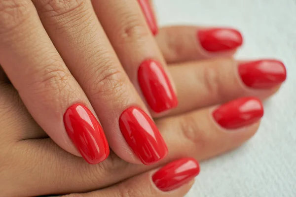 Manicure vermelho perfeito. cuidados com as unhas e as mãos no salão — Fotografia de Stock