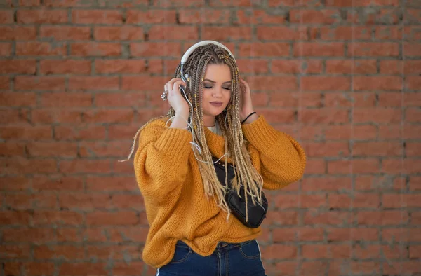 Gioia e musica. Colorato studio ritratto di felice giovane donna con auricolari sta ballando e cantando . — Foto Stock