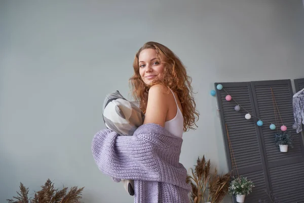 Donna rossa in caldo maglione lavanda lavorato a maglia ridere — Foto Stock