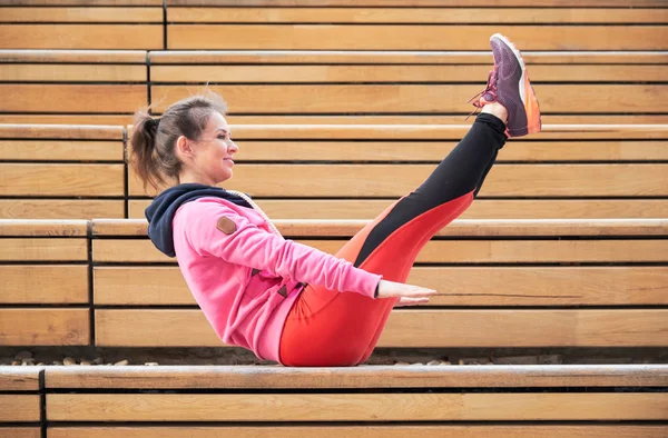 Yoga en la ciudad: sonriente hermosa joven deportista haciendo ejercicio en el día de verano en la calle — Foto de Stock