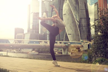 Spor salonundaki kadın dışarıda kardiyo antrenmanı yapıyor. Beyaz kadın spor giyimli, sabahları dışarıda egzersiz yapıyor..