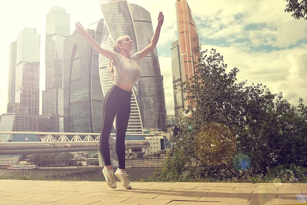 Fit coureur femme athlétique effectuant un grand saut en plein air — Photo