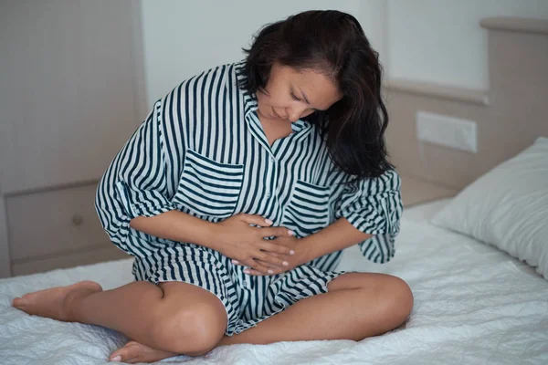 Mujer enferma en la cama concepto de dolor de estómago . — Foto de Stock