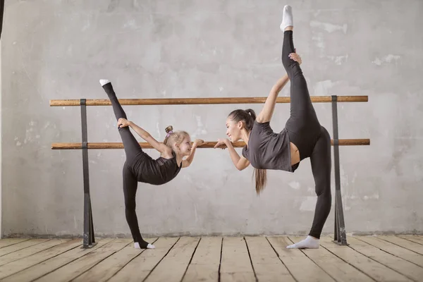 Un insegnante di danza classica insegna alcuni passi al suo giovane studente che vuole imparare a ballare. Concetto di: ambizione, educazione, insegnamento e amore per la danza — Foto Stock